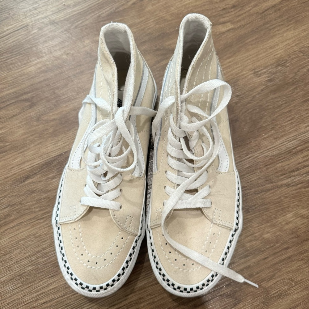 NWOT Vans Sk8 Hi’s 🪽